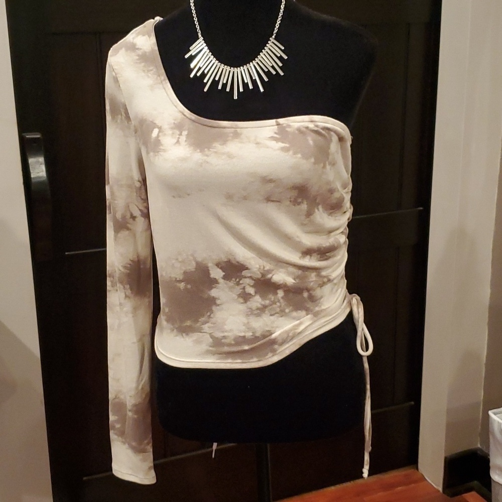 $10SALE Windsor One Shoulder Longsleve Cropped Top. Taupe Size Large.